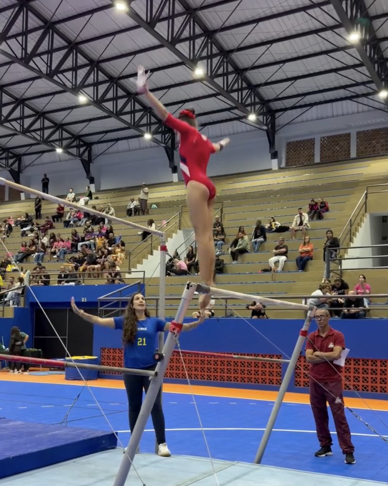 Aluna Hyber em competição nas barras assimétricas
