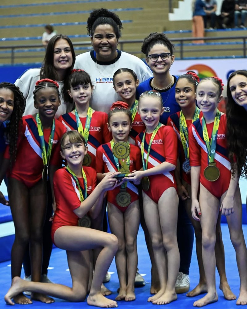 Equipe Hyber comemorando premiação com medalhas e troféu