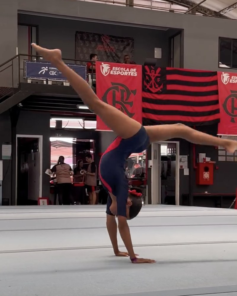 Aluna Hyber em ação no solo, em competição com o Flamengo