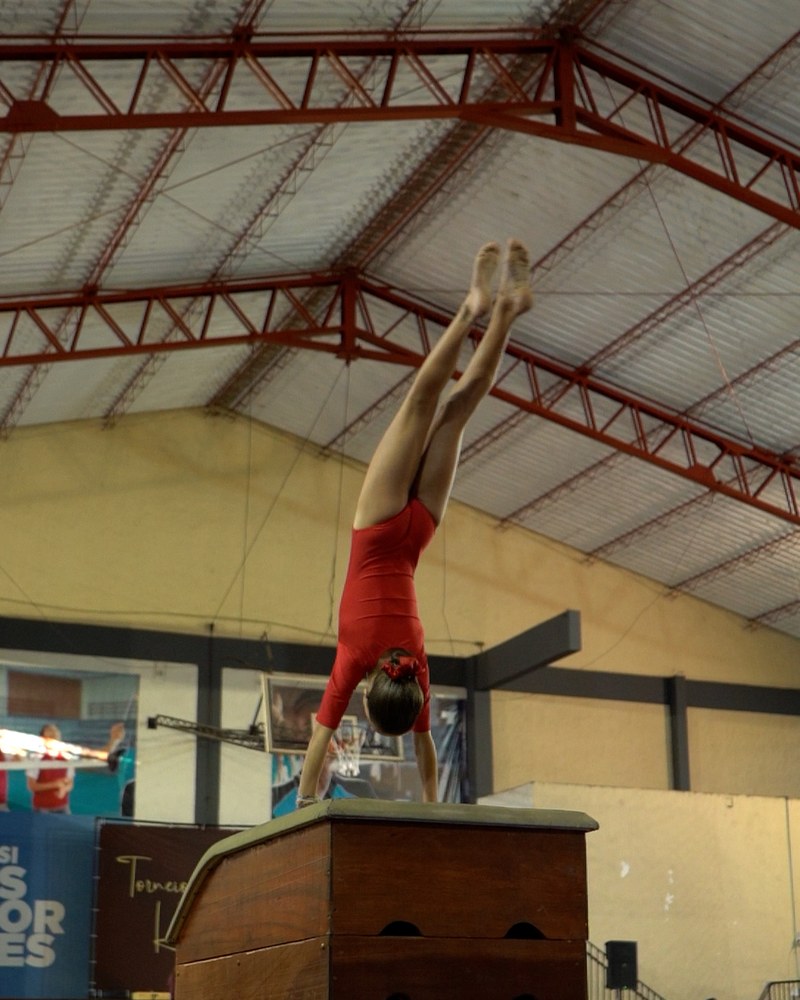 Aluna Hyber em ação no salto, em competição